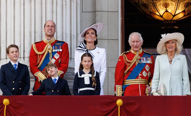 Harry assiste al Trooping the Colour da lontano