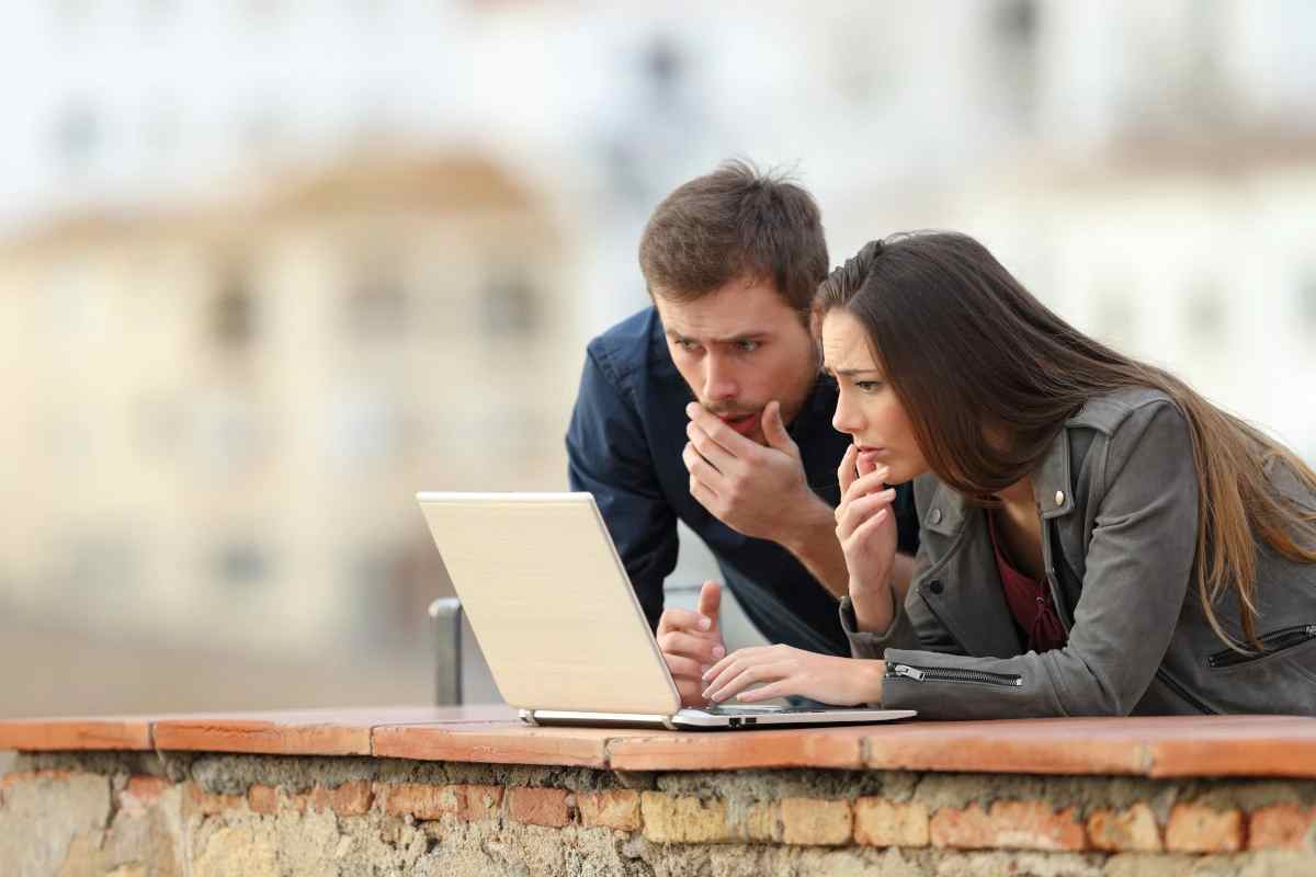 Ragazzi stupiti davanti a un pc