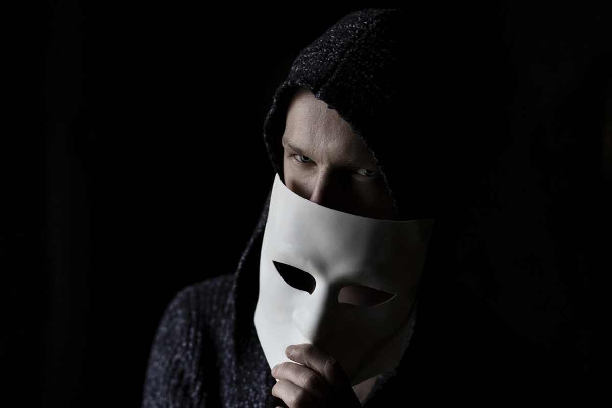 Uomo con maschera in mano