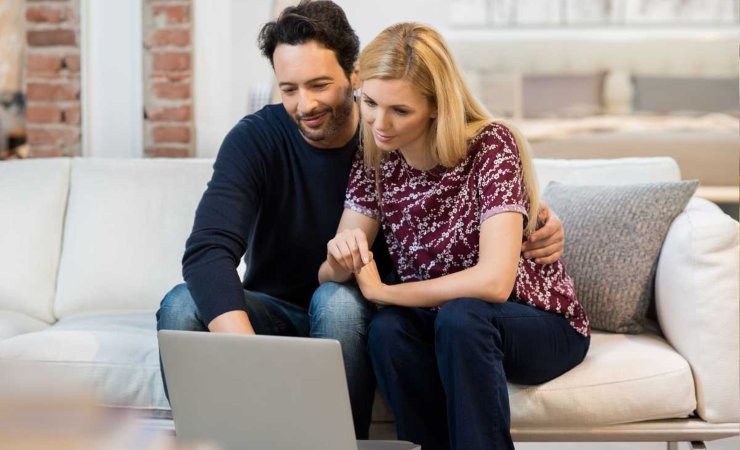 Uomo e donna con computer