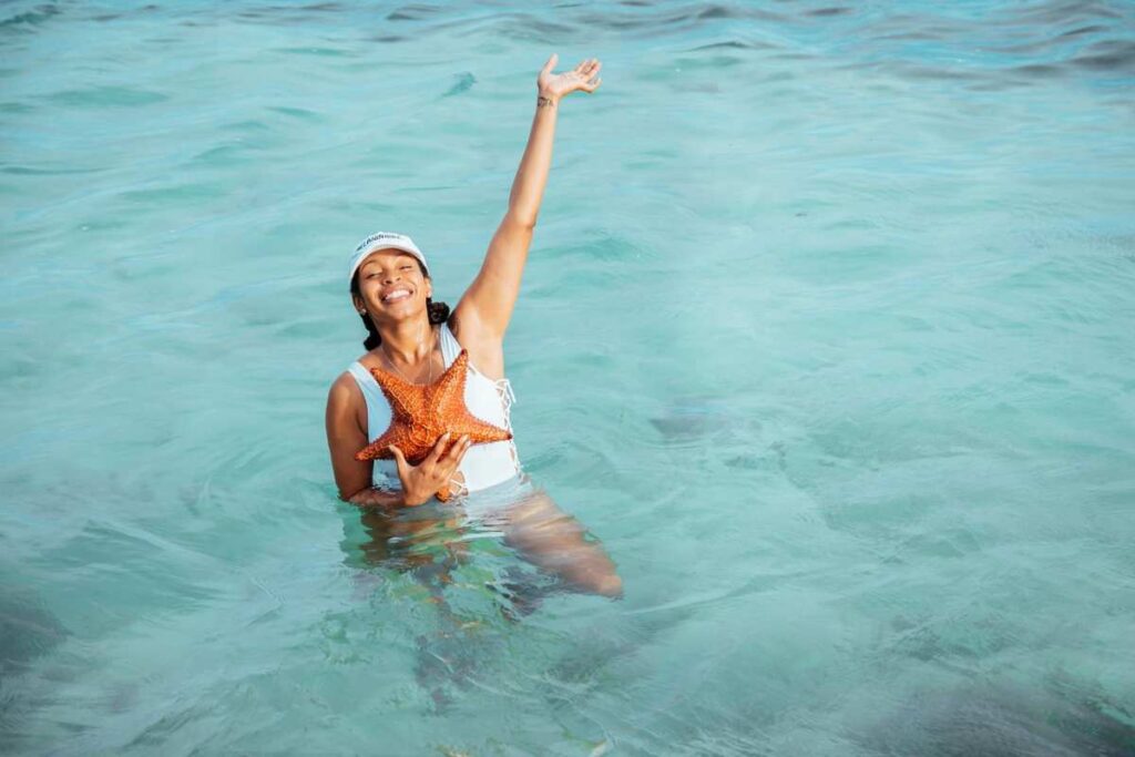 Donna al mare con stella marina